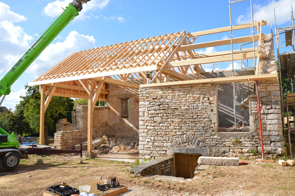 Restauration d'une grange. Charpente traditionnelle. Bourgogne