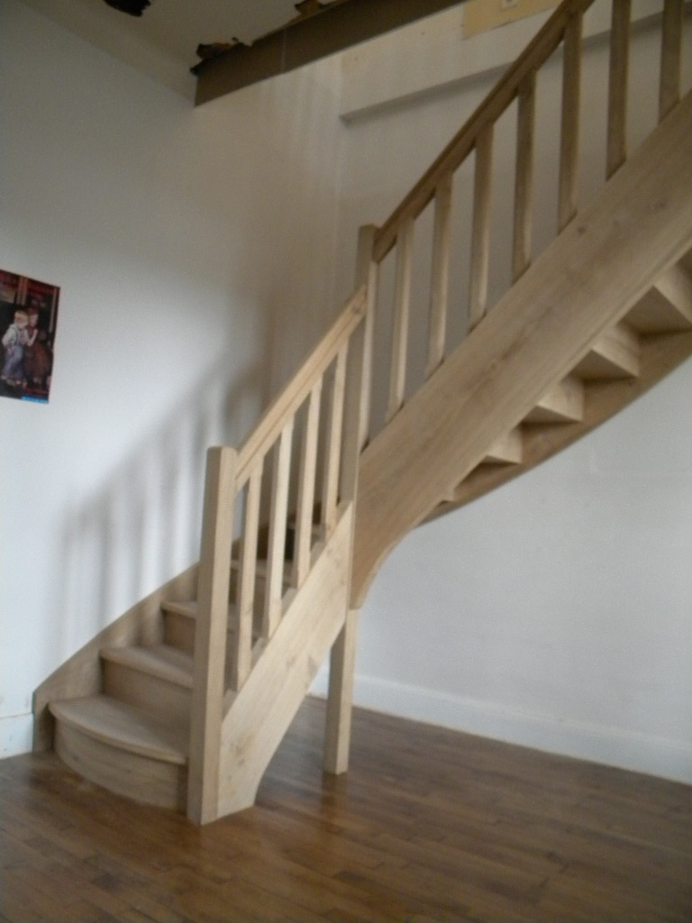 Escalier débillardé en chêne, première marche arrondie, avec contremarches, balancé et réalisé sur-mesure.