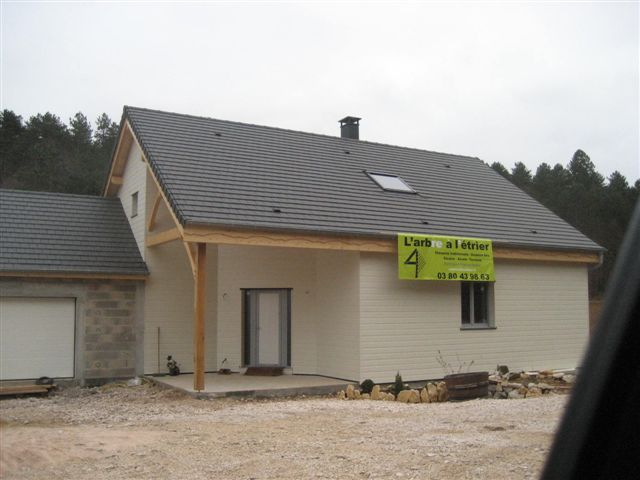 Maison Ossature bois à Velars sur Ouche, isolée en toiture, charpente apparente, bardage Canexel, garage maçonné et enduit.